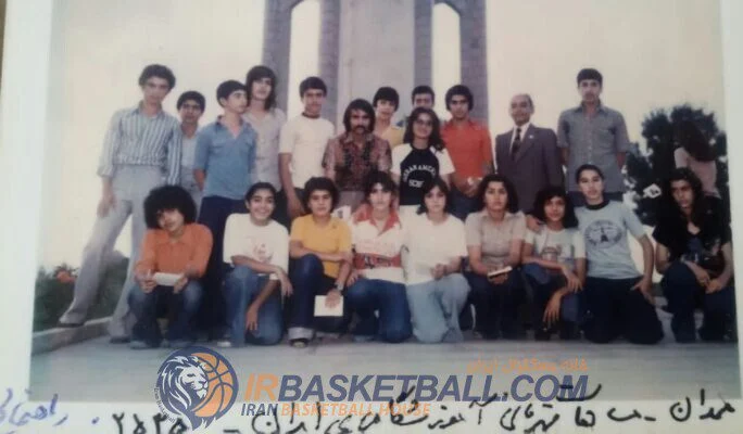 عکسی از سرمربی تیم ملی بسکتبال در دوره راهنمایی