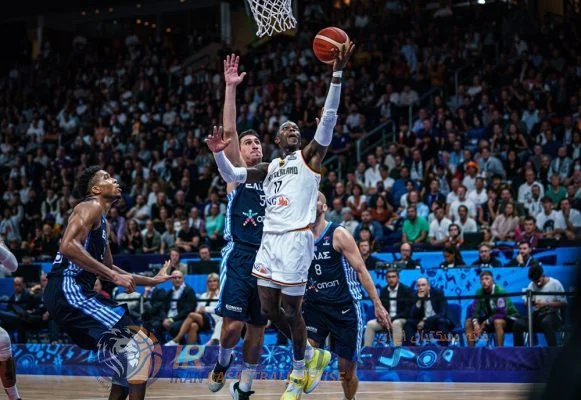 کاپیتان شرودر تیم ملی بسکتبال آلمان را با صداقت، سختکوشی و پختگی رهبری می‌کند